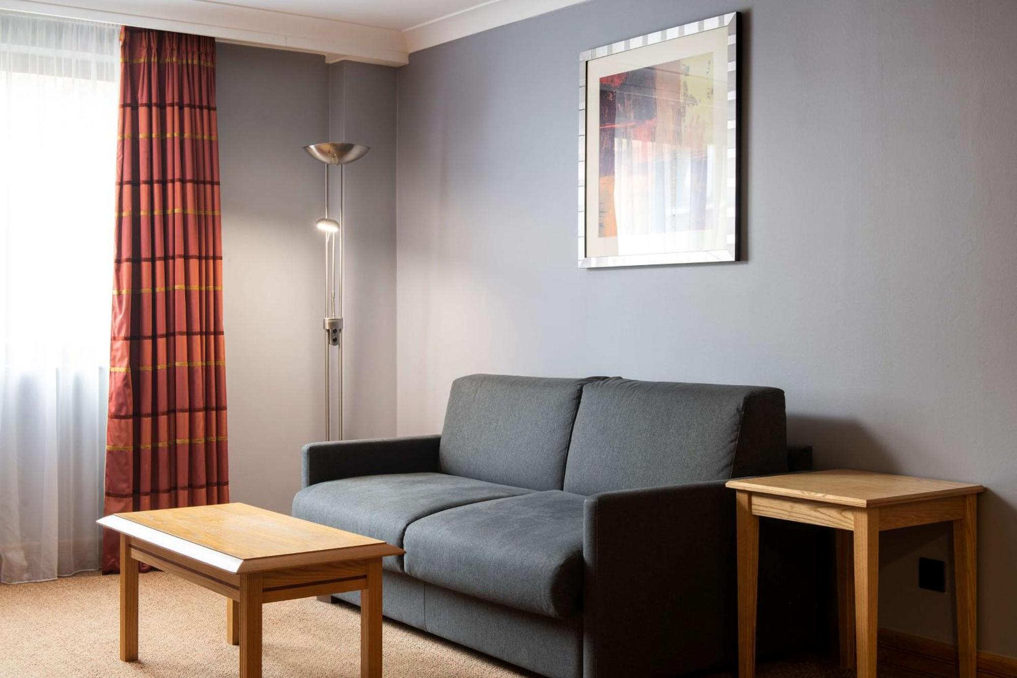 Doubletree By Hilton Swindon Hotel Екстериор снимка