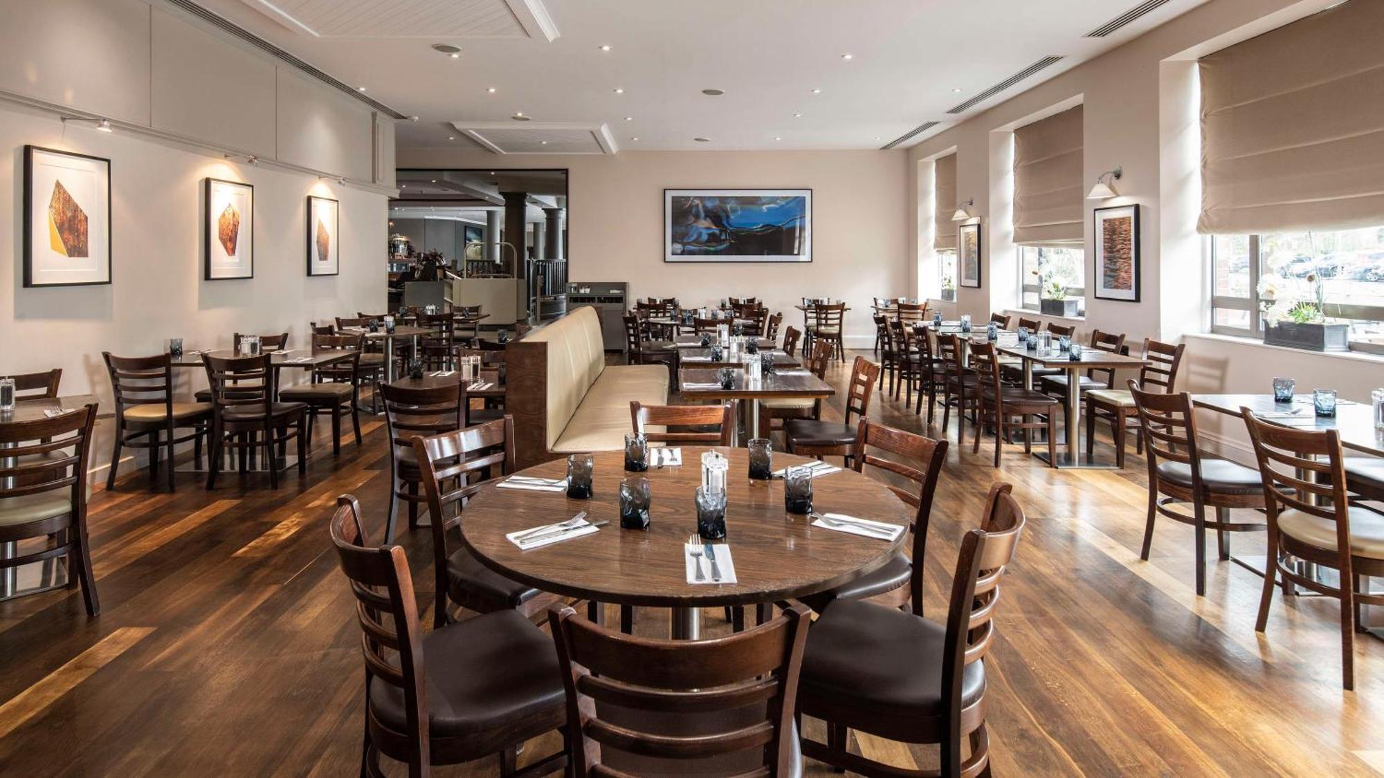 Doubletree By Hilton Swindon Hotel Екстериор снимка